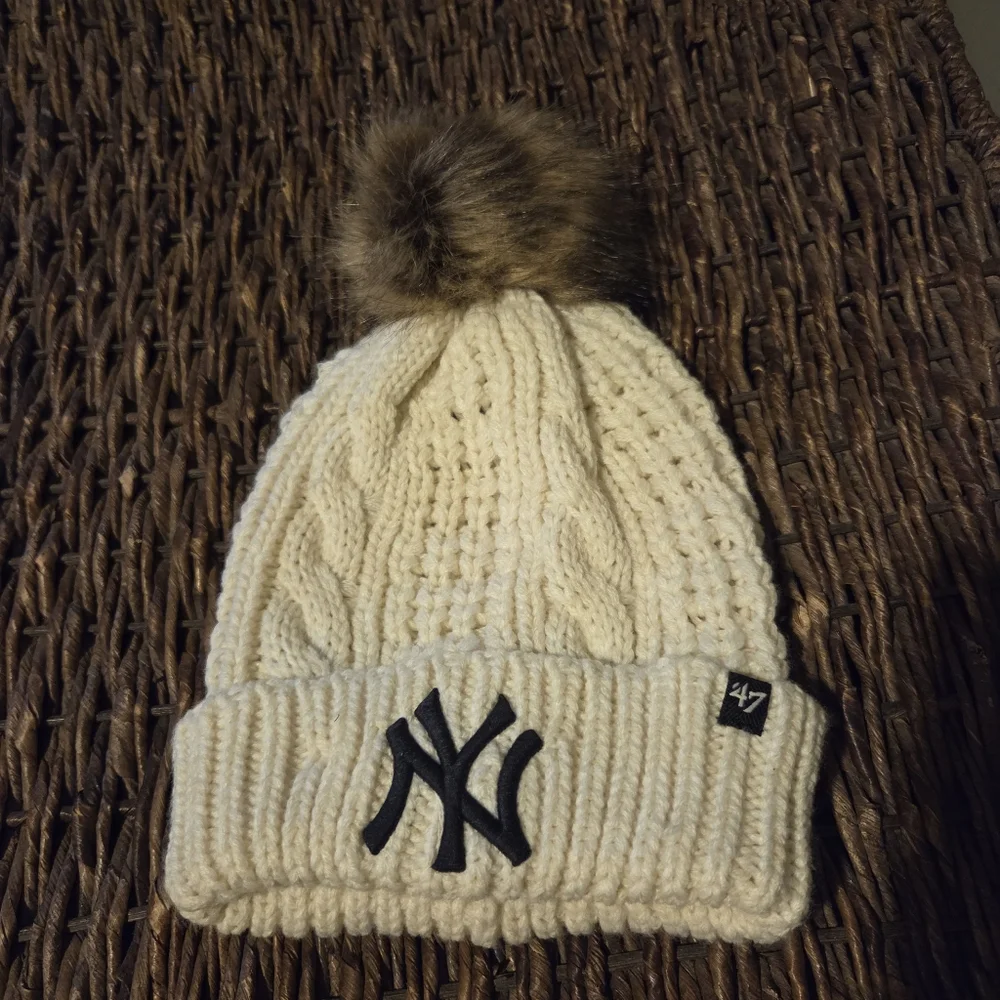 '47 Yankees Winter Hat Cable Knit Cuffed Pom Beanie Cream White New York Gift - Picture 2 of 9